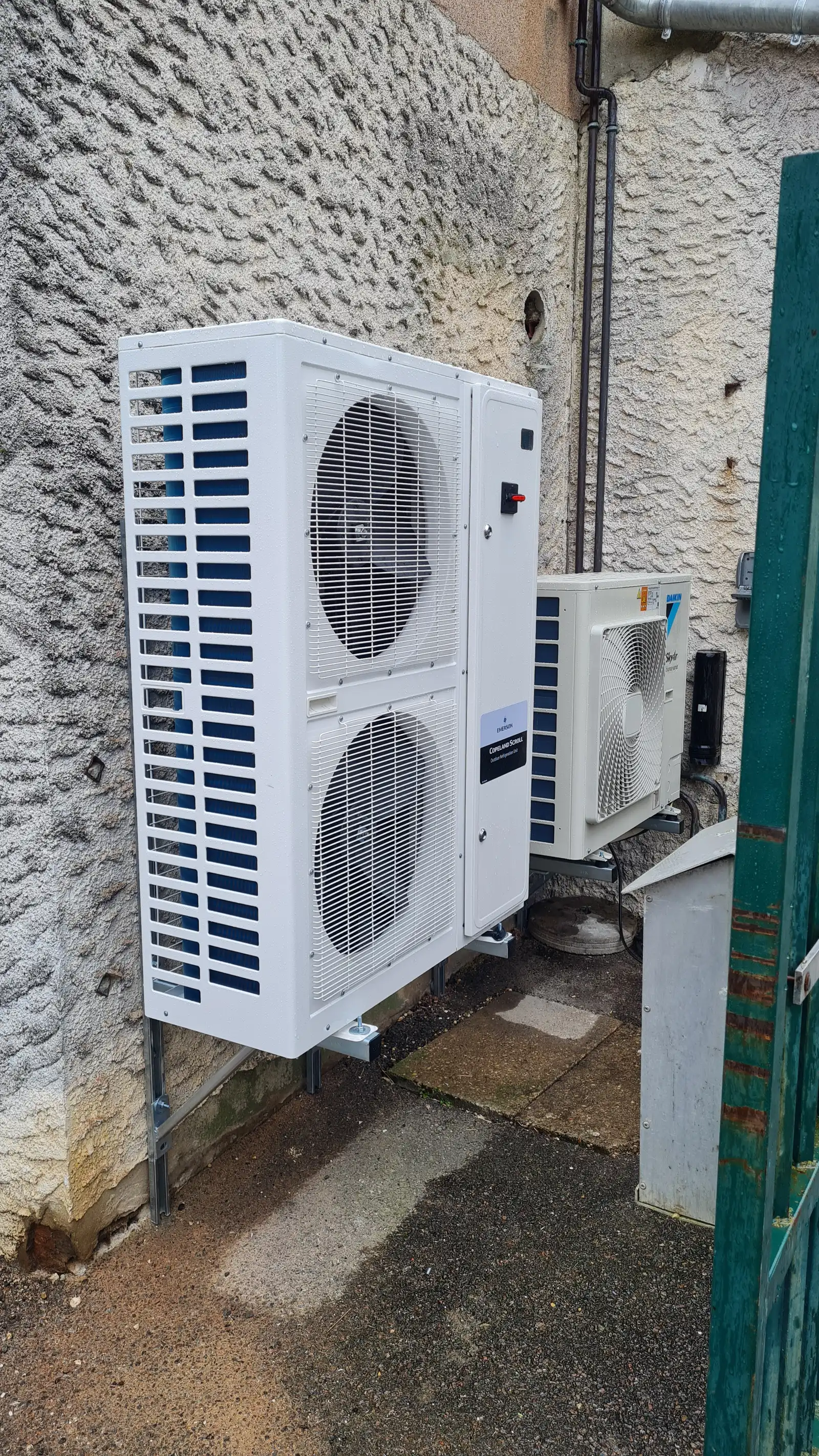 Centrale frigorifique installée pour une boucherie, groupe de climatisation du magasin à droite